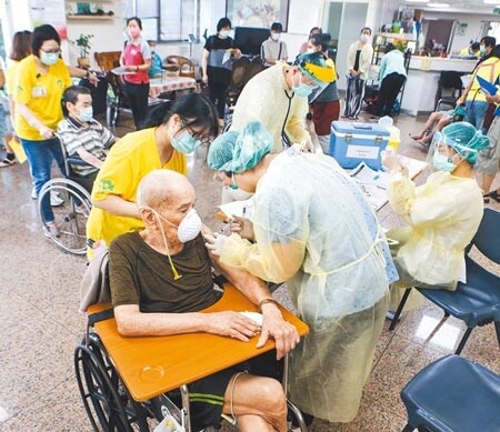 BNT疫苗最快9月登台,國內施打疫苗年齡可望降至12歲,多家產險公司超前部署,取消投保年齡下限,不論學生、嬰幼兒身分,現在都買得到疫險。圖為長者施打疫苗。(陳麒全攝)