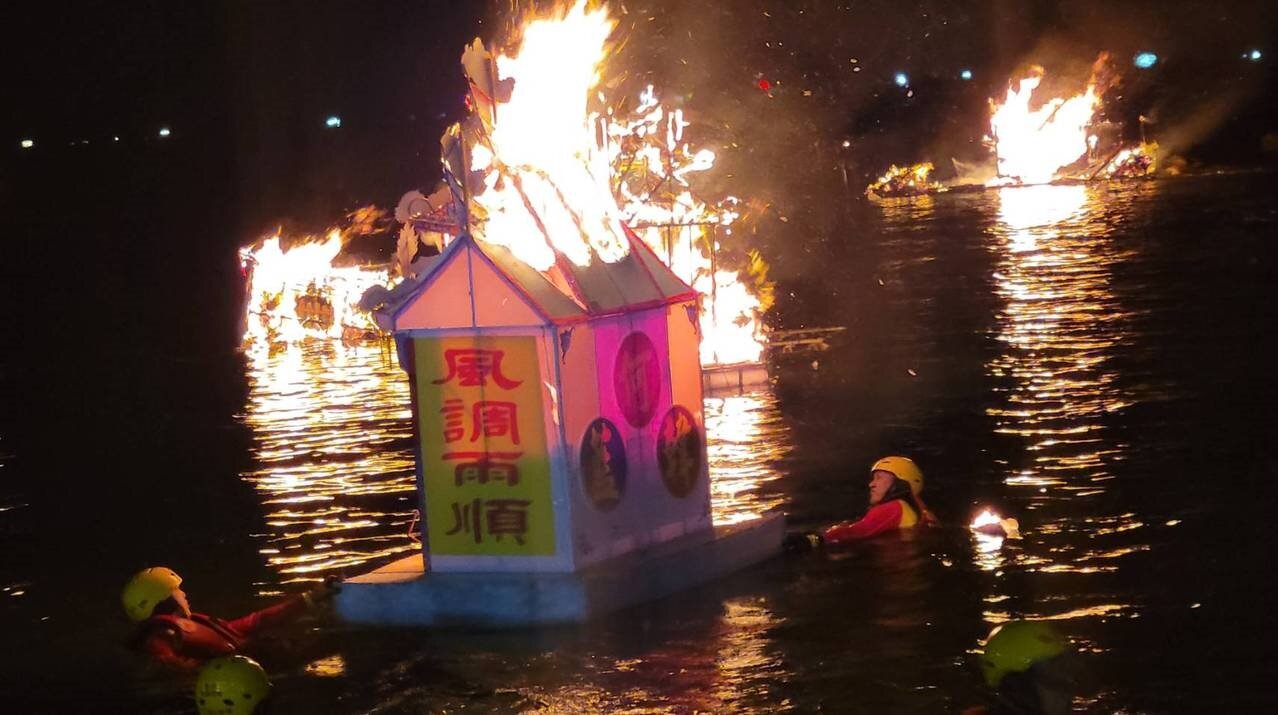 熊熊烈火海上好兄弟引路,基隆放水燈大批民眾爭睹。記者游明煌/攝影