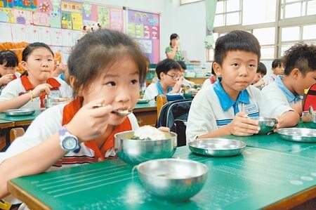 高中職以下學校將在9月1日如期開學，但是民辦民營的外訂盒餐及桶餐廚工等仍未被列入疫苗施打對象。圖／中時資料照