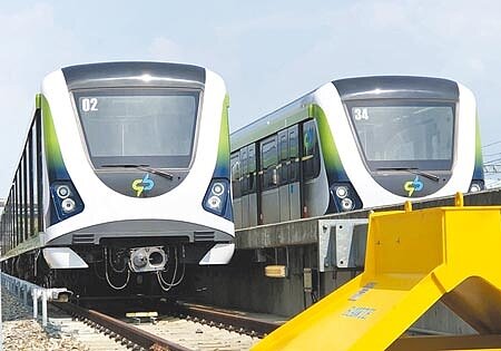 
台中捷運綠線21日發生列車因煞車系統故障，拖至「尾軌」暫停再收回機廠，詳細檢查設備確定故障原因。（陳世宗攝）
