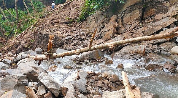 豪雨沖毀高雄六龜山區農路，荖濃地區農民苦惱山上即將採收的竹筍無法運送下山。記者徐白櫻／翻攝