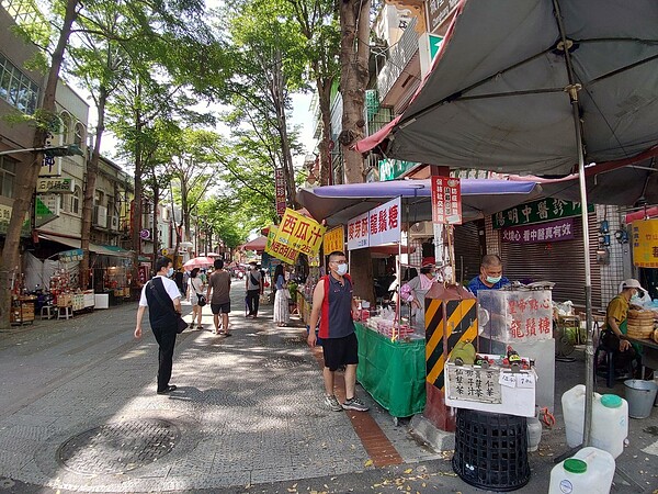 鹿港鎮攤販逐漸回籠，但人潮仍有限。記者林敬家／攝影