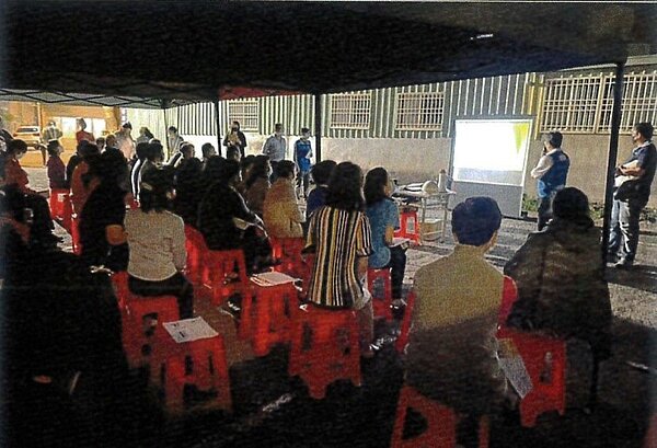 桃園水務局新冠肺炎疫情期間,汙水下水道工程說明會都改在戶外,並未停辦。圖/桃園市水務局提供