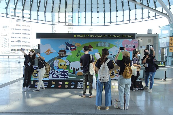 民眾可至現場拍照打卡,掃描展櫃上的qr-code參加抽獎。圖/台中市交通局提供