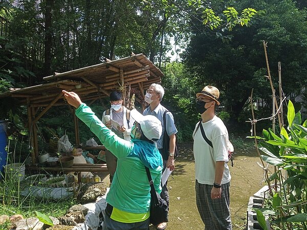 社區大學正與城鄉局及輔導團隊說明打造環境教育場域的願景。圖/新北市城鄉局提供