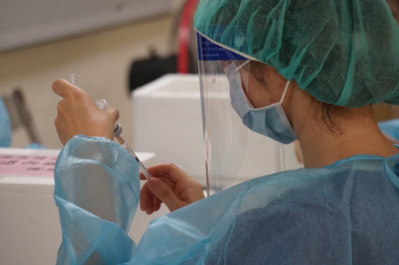 指揮中心20日發函地方政府衛生局,規劃安排醫護混打事宜,但註明使用「剩餘疫苗數量或醫療院所的疫苗殘劑來提供給基層診所醫護施打」引起基層反彈。聯合報系資料照片/記者王燕華攝影