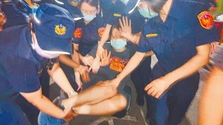 黃家聲援學生領袖李容渝遭扛離鐵皮牆下。圖/記者程炳璋攝影