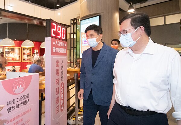 鄭文燦視察大江購物中心。圖／桃園市政府提供