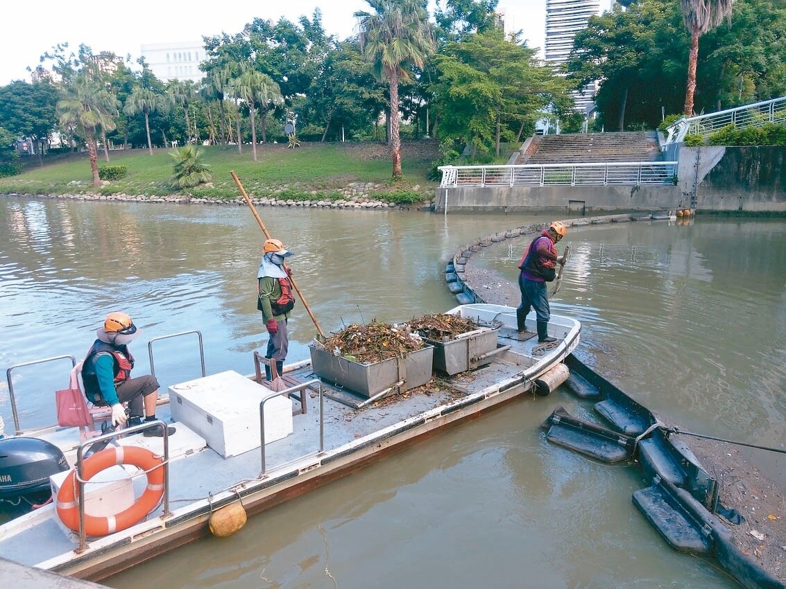 高雄愛河頻傳落水身亡案例,負責河道清潔的人員,偶爾得兼顧救溺、落水通報的第一線,壓力不小。記者張議晨/攝影