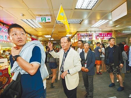 旅遊業從去年3月19日禁止出團至今,不少旅行社業績歸零,被迫裁員或讓員工留職停薪,而導遊、領隊、內勤人員等,只能兼差等待旅遊市場回溫。有領隊感慨,現在專職當外送員,工時短、收入增,但非常懷念帶團與人互動的歡樂,期待疫情盡速過去,讓大家找回那份熟悉的成就感。(本報資料照片)