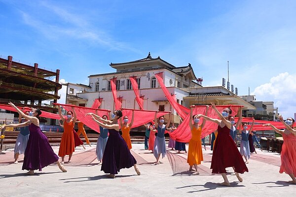 舞者在高雄願景館外跳舞,齊賀高雄車站將遷移回娘家。圖/高雄市政府提供
