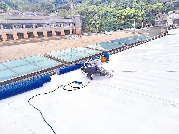 基隆長年下雨讓校舍出現漏水與壁癌,市府投入1.26億元改善問題。(基隆市政府提供/陳彩玲基隆傳真)