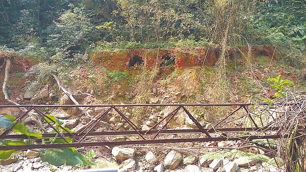 新北市三峽區安坑里在日據時期曾是重要產煤據點,2015年蘇迪勒颱風侵襲時,意外使24個焦炭窯洞遺址曝光,但卻因長期未整治,雜亂不堪。圖/李秋維提供