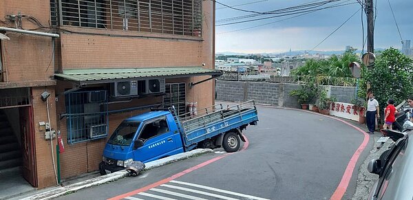一輛小貨車行經轉彎處時因會車不慎,衝撞一旁民宅。圖/翻攝畫面