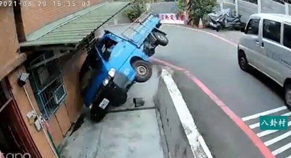 一輛小貨車行經轉彎處時因會車不慎,衝撞一旁民宅。圖/翻攝畫面