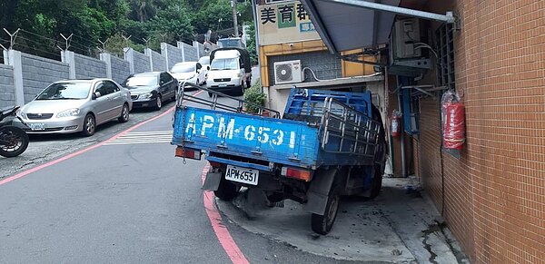 一輛小貨車行經轉彎處時因會車不慎,衝撞一旁民宅。圖/翻攝畫面
