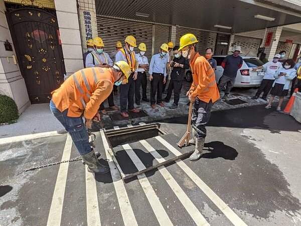 中華電信提出「微創施工啟閉孔蓋工法」。圖/台南市政府提供