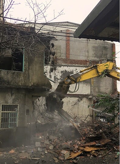 原PO家的隔壁空屋拆除後,他家竟滲水。圖/取自房屋萬事通公社