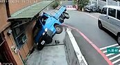 慘！貨車轉彎處會車不慎撞民宅　30年住戶嘆：每年被撞幾十次