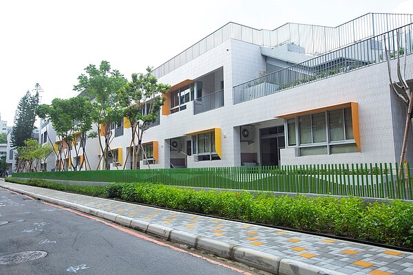 三重區光榮國小老舊校舍整建工程,除校園工程外一併整理周邊通學廊道。圖/新北市政府提供