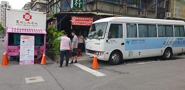 協助里民疫苗預約。圖/里長提供