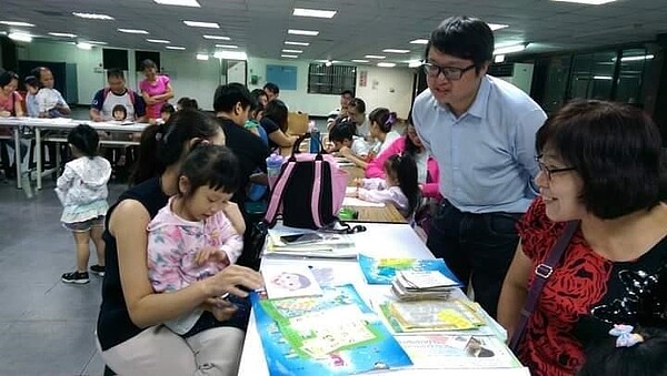 注意社區安寧。圖/里長提供
李旻樺營造友善社區。圖/里長提供