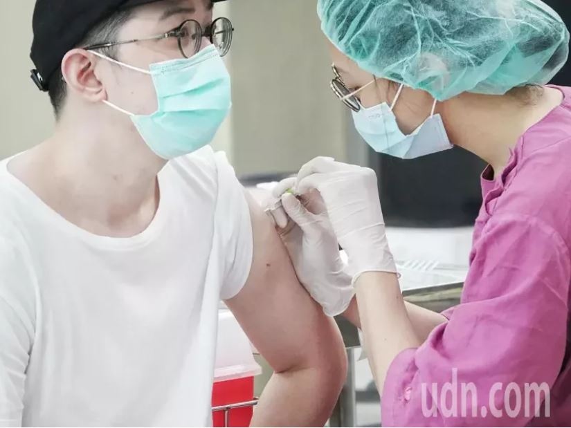 台北榮總高端疫苗開打第一天，今天施打隊伍中也出現不少年輕人的身影。記者邱德祥／攝影