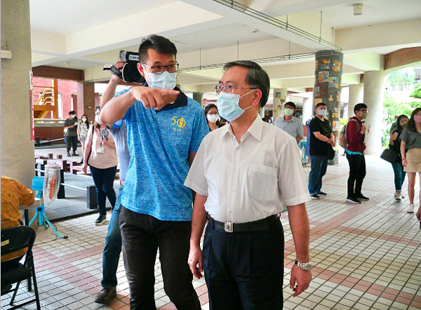 台北市副市長蔡炳坤表示,台北市28億元自購疫苗,將不以設籍北市為條件,只要住在台北市,不管設不設籍,都是北市府要服務的對象,預計採購250萬劑應該足夠。圖/北市府提供