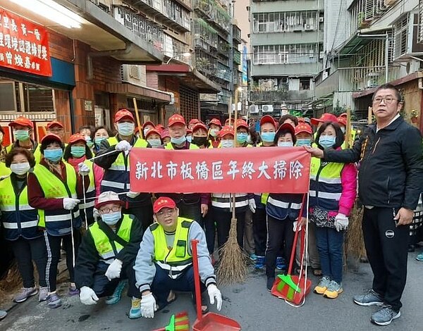 宏翠里里民相當熱心,自願籌組環保義工團保衛里內整潔。圖/宏翠里里長黃一晉提供
