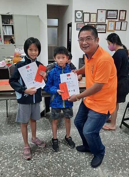 黃一晉里長期望明年的獎學金可以擴編至30萬,幫助到更多人。圖/宏翠里里長黃一晉提供