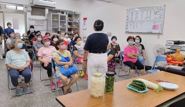 宏翠里與慈濟合作每個月舉辦兩次「樂齡學堂」。圖/宏翠里里長黃一晉提供