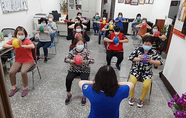 每周五由曹老師帶領的「動健康」活動。圖/宏翠里里長黃一晉提供