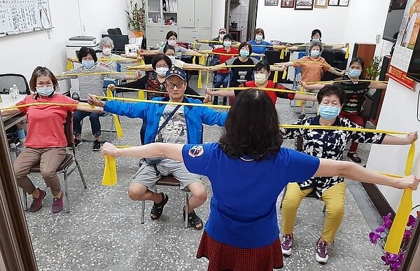每周五由曹老師帶領的「動健康」活動。圖/宏翠里里長黃一晉提供