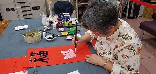 板橋區後埔里過年寫春聯。圖／截至臉書「阿壽in後埔」
