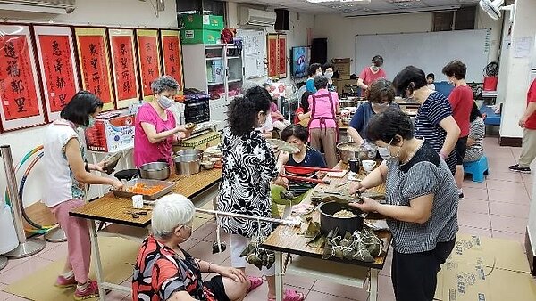 板橋區後埔里端午節製作粽子。圖／截至臉書「阿壽in後埔」
