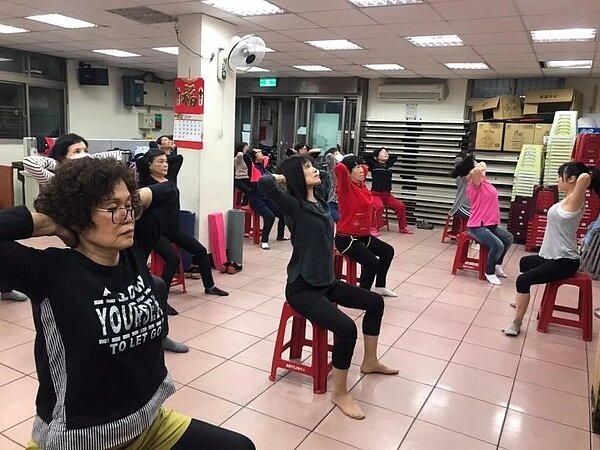 板橋區後埔里的銀髮族俱樂部的課程。圖／截至臉書「阿壽in後埔」
