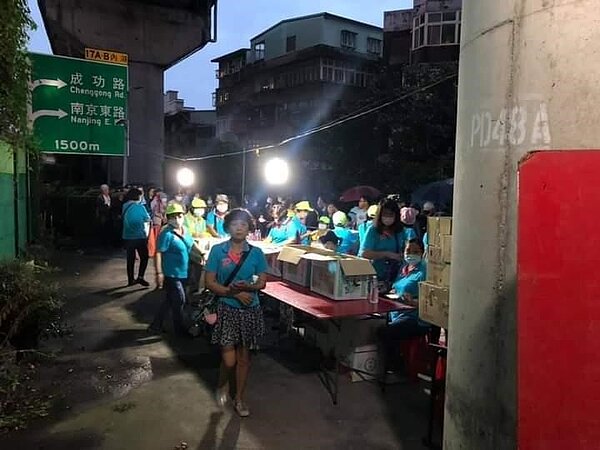 睦鄰互助,發放愛心物資。圖/里長提供