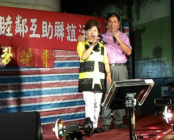 王海枝和夫人高歌一曲。圖/里長提供