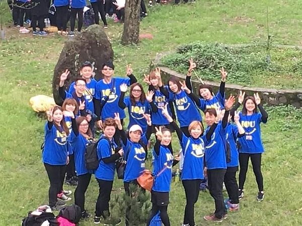 髮廊派高手來為長者做造型。圖/里長提供