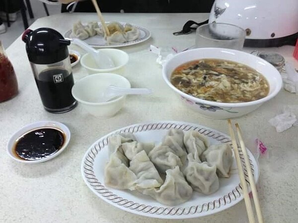 到青島餃子館飽餐一頓。圖／里長提供