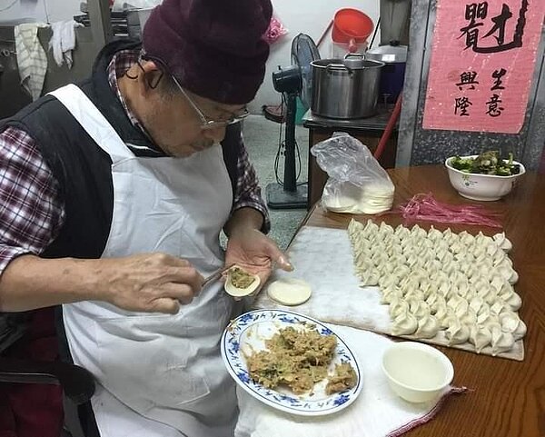 老闆總是認真包水餃。圖／里長提供