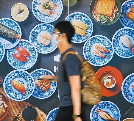 經濟部公布7月份餐飲業營業額426億元,年減38.8%,衰退幅度為史上次高。(王英豪攝)