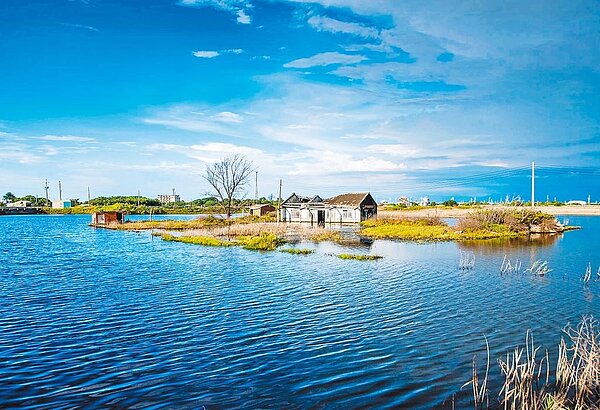 嘉義縣東石鄉三塊厝一間平房因地層下陷,老屋被廣大水域層層包圍,隨晨昏光線、天氣陰晴變換,老屋水中倒影景象變化萬千令人驚豔,攝影玩家趨之若鶩前來取景。圖/中時電子報