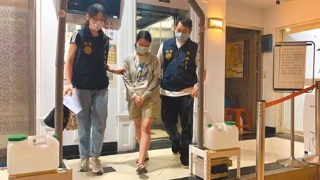 警方偵辦越南走私非洲豬瘟肉製品案,訊後將越南公司在台負責人鄧姓女子移送新北地檢署,裁准羈押禁見。(王揚傑攝)