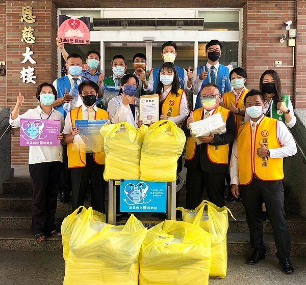 永慶房產集團加盟四品牌,共捐出300件防護衣與300個面罩,助屏東基督教醫院防疫。圖/永慶房產集團提供