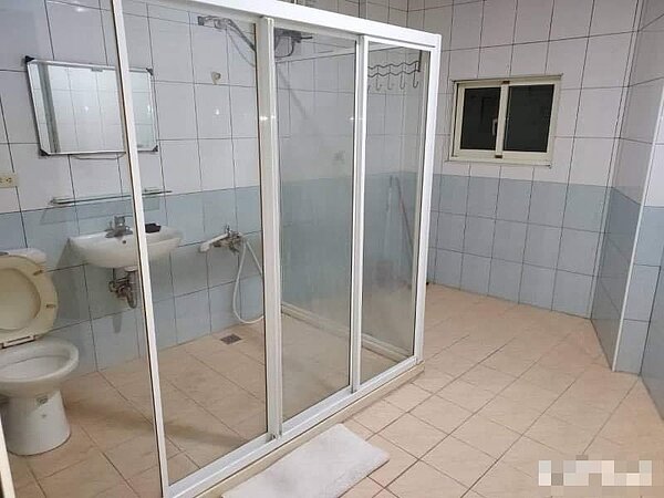 看似做了分離式的分離式衛浴。圖/翻攝自《奇葩裝潢分享中心》臉書