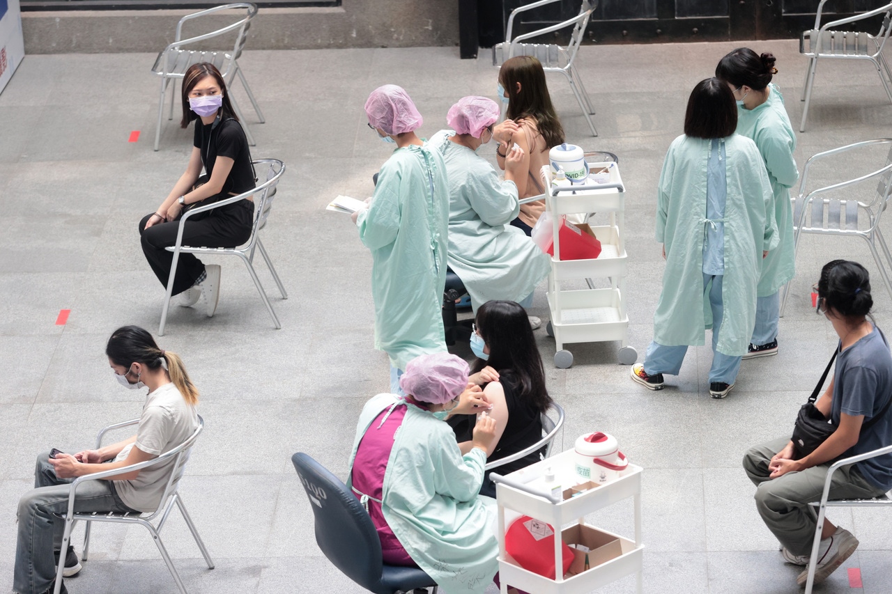 高端疫苗施打第二天，新光醫院設在台北市科教館的疫苗接種點，預約人數只有第一天一半。記者蘇健忠／攝影