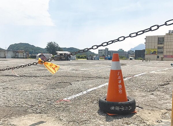 基隆中正區八斗子夜市受疫情影響持續休市,攤商盼市府能開放。(陳彩玲攝)