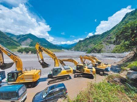 高雄市桃源區明霸克露橋遭沖毀,24日上午簡易便道搭建完成850m。(林雅惠攝)