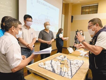 文化部文化資產局針對「國定古蹟台中火車站保存計畫」舉辦說明會,地方代表強調堅決反對。圖/林欣儀攝